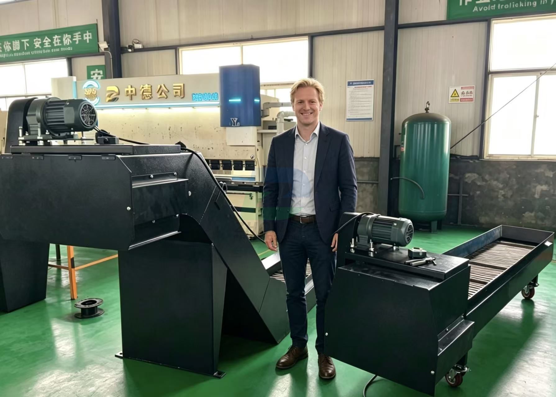 CNC Hinged Belt Chip Conveyor, Automatic Chip Remover for Machining Centers, Customizable by Manufacturer