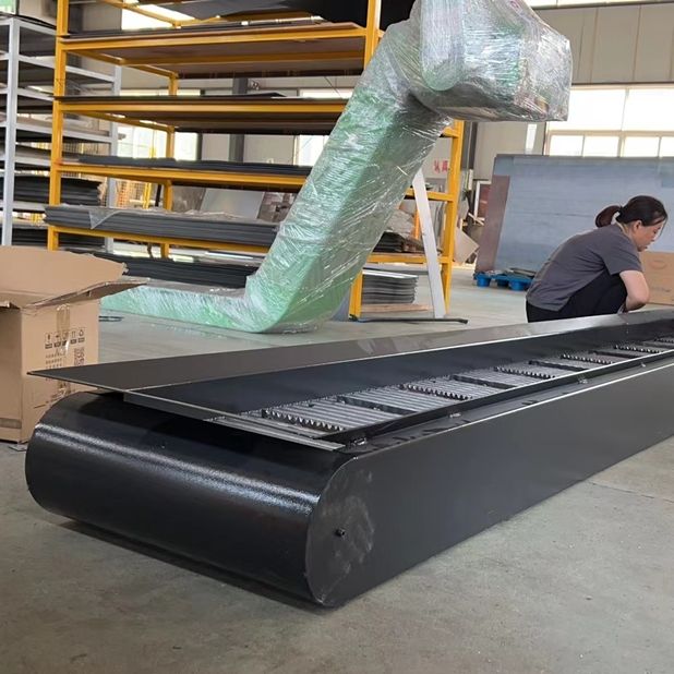 Magnetic chip conveyor for grinding machine