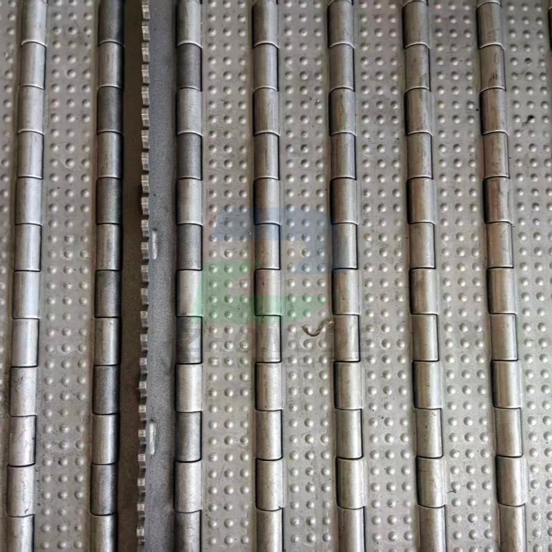 Magnetic chip conveyor for grinding machine